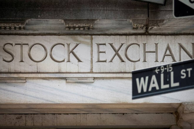 FOTO DE ARCHIVO: La entrada de Wall Street a la Bolsa de Nueva York (NYSE) en la ciudad de Nueva York