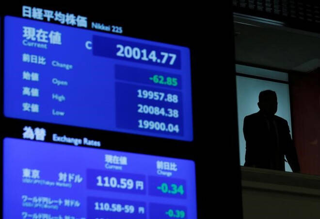 Imagen de archivo de un hombre junto a una pantalla con cotizaciones en la Bolsa de Tokio, Japón.