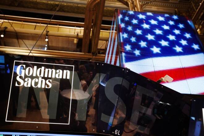 FOTO DE ARCHIVO: El logotipo de Goldman Sachs se muestra en una pantalla en la Bolsa de Nueva York