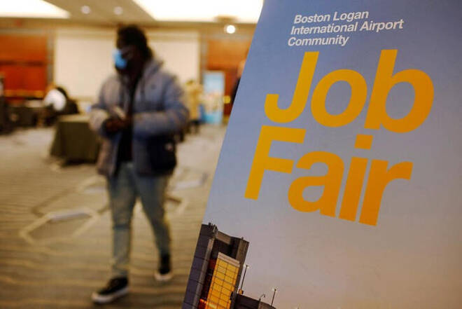 Imagen de archivo de una persona buscando empleo en una feria laboral en el Aeropuerto Internacional Logan de Boston, Massachusetts, EEUU.