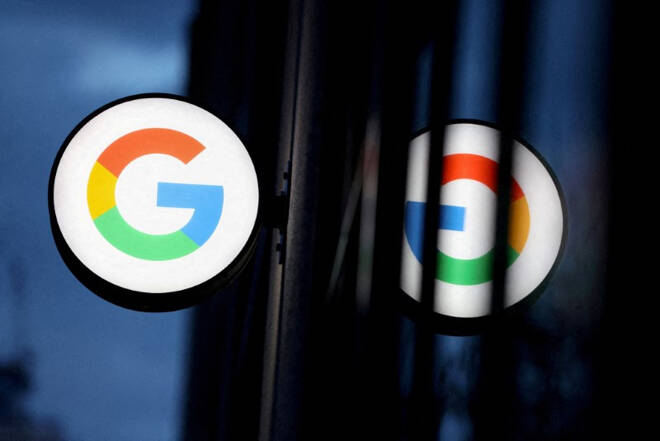 El logotipo de Google LLC en la tienda de Google Chelsea en Manhattan, Nueva York