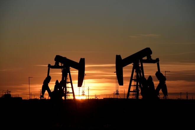 FOTO ARCHIVO: Balancines petroleros operan al atardecer en un campo de crudo en Midland, Texas
