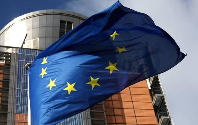 Una bandera de la Unión Europea ondea frente a la sede de la Comisión de la UE, en Bruselas