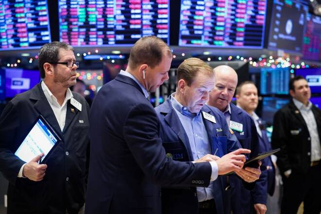FOTO DE ARCHIVO: Operadores trabajan en la Bolsa de Nueva York (NYSE) en Nueva York