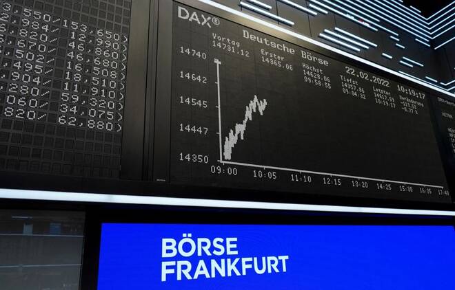 FOTO DE ARCHIVO: El índice de precios de las acciones alemanas DAX gráfico en la bolsa de valores en Fráncfort