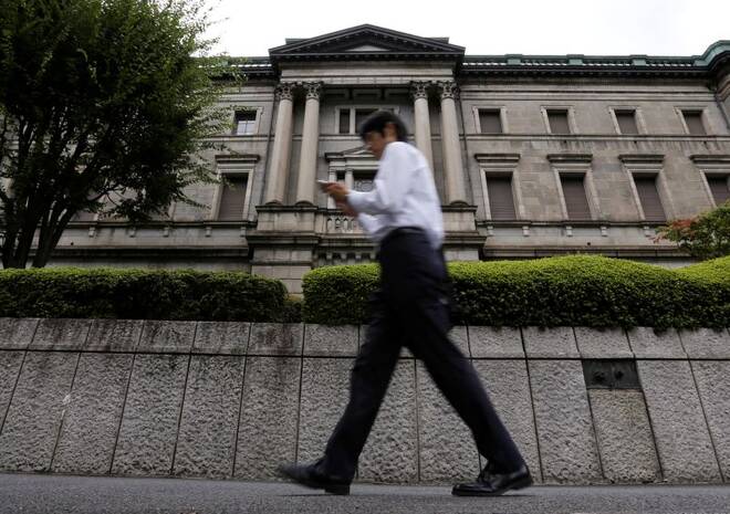 FOTO DE ARCHIVO. Una persona pasa por delante del edificio del Banco de Japón (BoJ) en Tokio, Japón