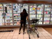 FOTO ARCHIVO: Una mujer hace la compra en un supermercado de Los Ángeles