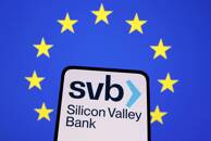 FOTO DE ARCHIVO. Imagen de ilustración del logo de SVB (Silicon Valley Bank) y bandera de la UE