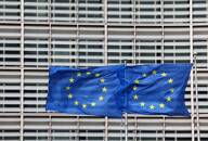 FOTO DE ARCHIVO. Banderas europeas ondean frente a la sede de la Comisión Europea en Bruselas, Bélgica