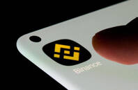 Ilustración fotográfica del logo de la app de Binance en un móvil.