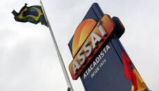 FOTO DE ARCHIVO: El logo de Assai, división de autoservicio mayorista del brasileño GPA SA, aparece junto a la bandera brasileña en Sao Paulo