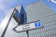 Señal del Credit Suisse frente a un edificio de oficinas en Zúrich, Suiza