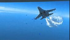 Un caza ruso Su-27 vierte combustible mientras vuela sobre un avión no tripulado MQ-9 de inteligencia, vigilancia y reconocimiento de la Fuerza Aérea de EEUU sobre el mar Negro