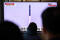 Imagen de archivo de gente mirando un reporte televisivo sobre un lanzamiento de misiles norcoreano, en una estación de tren de Seúl, Corea del Sur.
