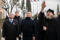 El presidente ruso, Vladimir Putin (centro), conversa con autoridades locales durante una visita a Sevastopol, Crimea.