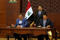El primer ministro iraquí, Mohammed Shia al-Sudani (detrás), mira mientras el secretario del Consejo Supremo de Seguridad Nacional iraní, Ali Shamkhani, y el asesor de Seguridad Nacional iraquí, Qasim al-Araji, firman un acuerdo de seguridad en Bagdad, Irak.