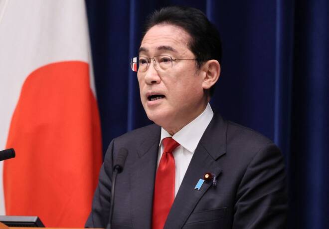 FOTO DE ARCHIVO. El primer ministro japonés, Fumio Kishida, habla en una rueda de prensa en su residencia oficial de Tokio