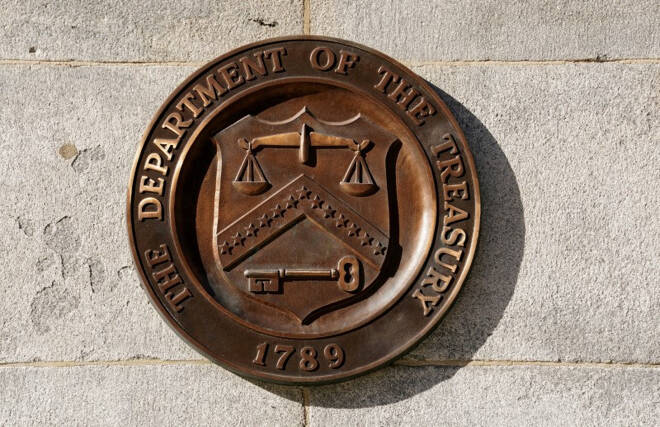 FOTO DE ARCHIVO: Un sello de bronce para el Departamento del Tesoro se muestra en el edificio del Tesoro de Estados Unidos en Washington