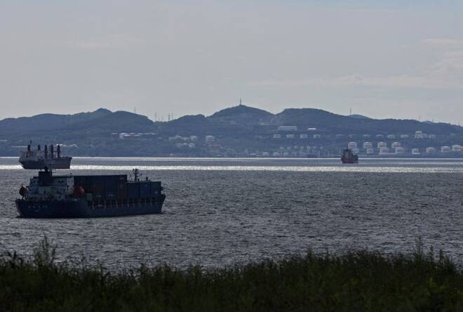 FOTO DE ARCHIVO: Un buque portacontenedores navega por la bahía de Najodka, cerca de la terminal petrolera en la ciudad portuaria de Najodka