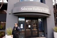FOTO DE ARCHIVO: Un guardia de seguridad frente a la entrada de la sede del Silicon Valley Bank en Santa Clara