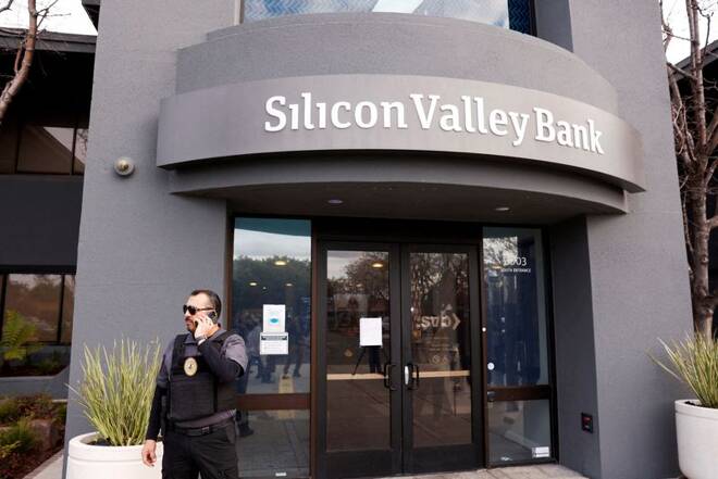 FOTO DE ARCHIVO: Un guardia de seguridad frente a la entrada de la sede del Silicon Valley Bank en Santa Clara