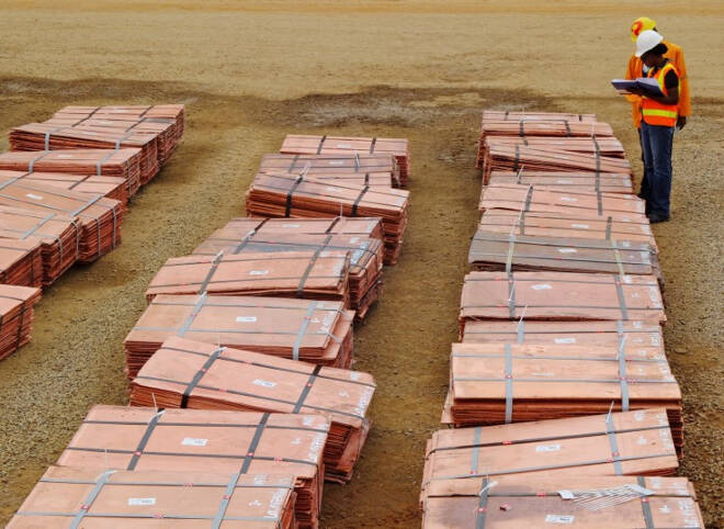 FOTO DE ARCHIVO: Trabajadores de Tenke Fungurume, una mina de cobre en la provincia meridional congoleña de Katanga, comprueban fardos de láminas de cátodos de cobre listos para ser cargados y enviados a los compradores