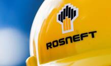 FOTO DE ARCHIVO. El logo de Rosneft en un casco de seguridad en Vung Tau, Vietnam