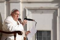 FOTO DE ARCHIVO. El Papa Francisco habla durante una audiencia general en la Plaza de San Pedro, Ciudad del Vaticano