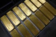 FOTO DE ARCHIVO: Lingotes de oro puro al 99,99 por ciento en una sala de trabajo en la planta de metales preciosos Krastsvetmet en la ciudad siberiana de Krasnoyarsk