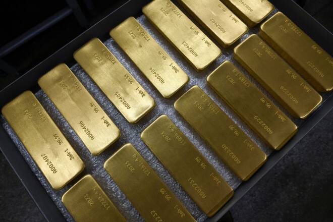 FOTO DE ARCHIVO: Lingotes de oro puro al 99,99 por ciento en una sala de trabajo en la planta de metales preciosos Krastsvetmet en la ciudad siberiana de Krasnoyarsk