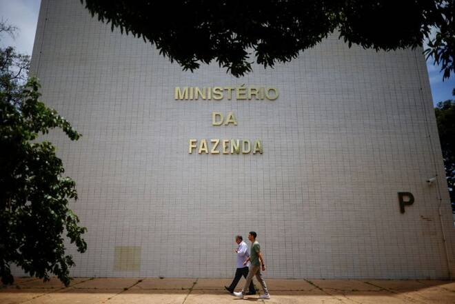 FOTO DE ARCHIVO: Gente camina cerca del edificio del Ministerio de Hacienda en Brasilia