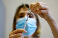 Imagen de archivo de una trabajadora médica preparando una dosis de vacuna contra el coronavirus en un centro en Niza, Francia.