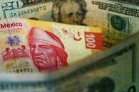 FOTO DE ARCHIVO: Una ilustración fotográfica muestra pesos mexicanos y dólares estadounidenses en Ciudad de México.