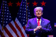 Imagen de archivo del expresidente de EEUU Donald Trump durante un acto de campaña con sus seguidores en Davenport, Iowa, EEUU.