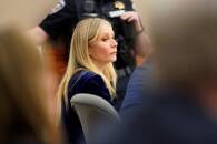 Gwyneth Paltrow observa a su abogado mientras emite una objeción en los argumentos de cierre durante un juicio en su contra en Park City, Utah. Marzo 30, 2023. Rick Bowmer/Pool via REUTERS