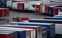 FOTO DE ARCHIVO. Un trabajador portuario observa una serie de camiones en el terminal de Holyhead, en Gales, Reino Unido. Febrero 27, 2023. REUTERS/Phil Noble/File Photo