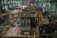 FOTO DE ARCHIVO. Trabajadores en una línea de producción de laminación en caliente en la planta de hierro y acero de Chongqing en Changshou, Chongqing, China