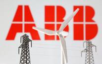 FOTO DE ARCHIVO. Imagen de ilustración de miniaturas de molino de viento y poste eléctrico delante del logo de ABB Energy Industries