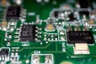 FOTO DE ARCHIVO. Imagen de ilustración de chips semiconductores en una placa de circuito impreso