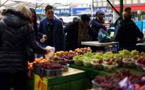 FOTO DE ARCHIVO. Varias personas compran fruta y verdura en un puesto del mercado de Lewisham, al sureste de Londres, Reino Unido