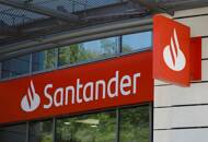 FOTO DE ARCHIVO. El logotipo del Banco Santander en una sucursal en Varsovia, Polonia