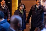 La presidenta de Taiwán, Tsai Ing-wen, sale del Lotte Hotel de Manhattan en Nueva York