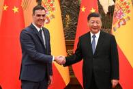 El presidente chino, Xi Jinping, y el presidente del Gobierno español, Pedro Sánchez, se dan la mano en Pekín, China
