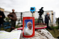 Una lata con la imagen del Papa Francisco frente al hospital Gemelli, donde está ingresado por una infección respiratoria, en Roma, Italia.