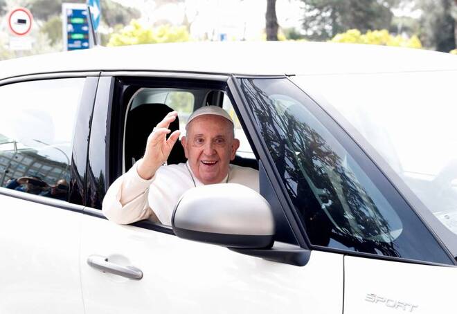 El papa Francisco saluda desde un automóvil cuando sale del hospital Gemelli de Roma en Roma, Italia