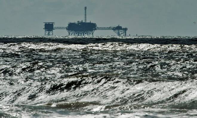FOTO DE ARCHIVO: Una plataforma de perforación de petróleo y gas en alta mar cerca de Dauphin Island, Alabama