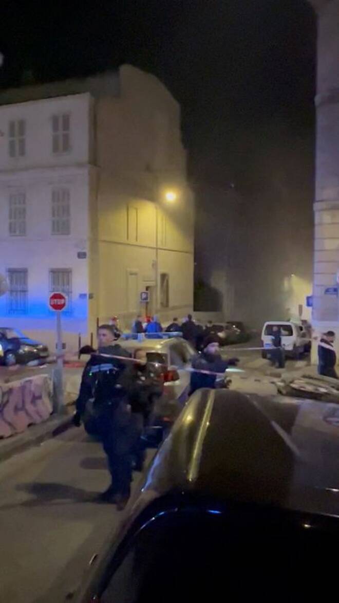 El humo envuelve la zona mientras los agentes de policía trabajan en la escena de un incendio tras una explosión de gas en Marsella