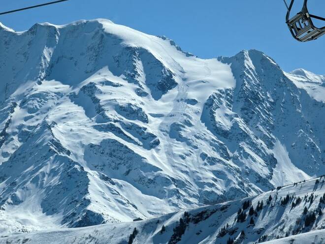 Vista general muestra las secuelas de una avalancha cerca del glaciar Armancette, en los Alpes franceses, visto desde Mont Joux