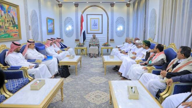 El jefe del Consejo Político Supremo hutí, Mahdi al-Mashat, se reúne con delegaciones saudíes y omaníes en el Palacio Republicano en Saná