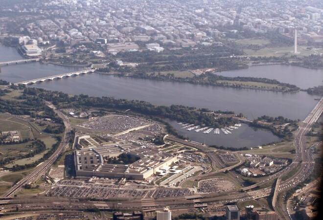 FOTO DE ARCHIVO: Una vista aérea del Pentágono (abajo a la izquierda), el río Potomac y el Monumento a Washington en Washington
